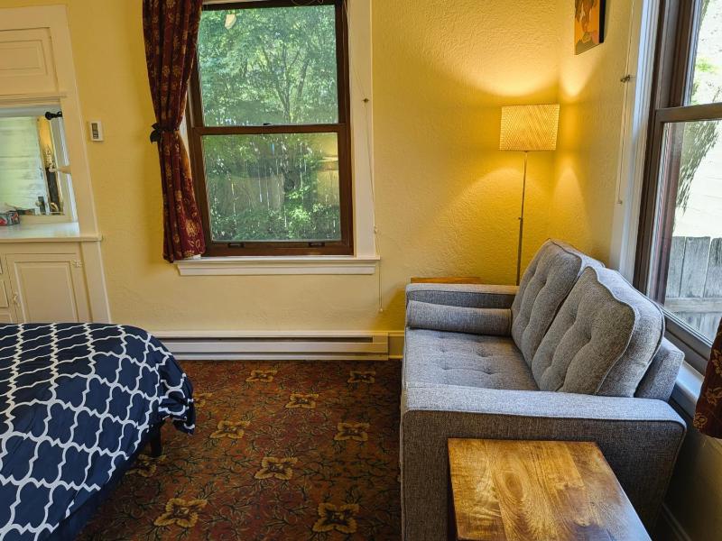 Bluebird Guesthouse - image 24