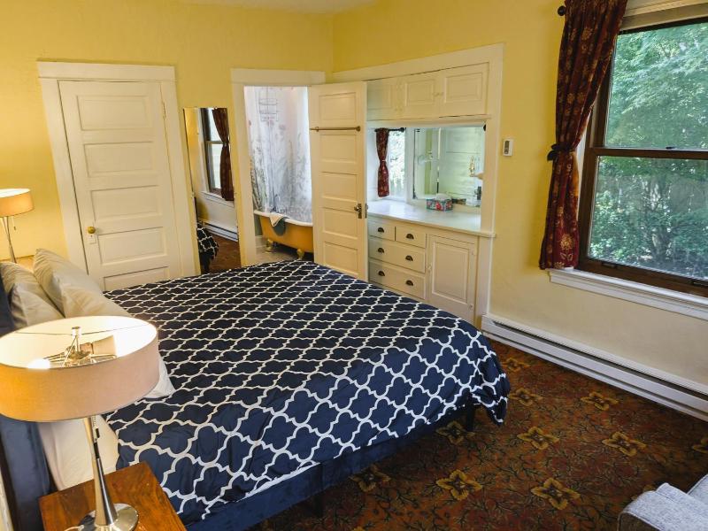 King Room image 3