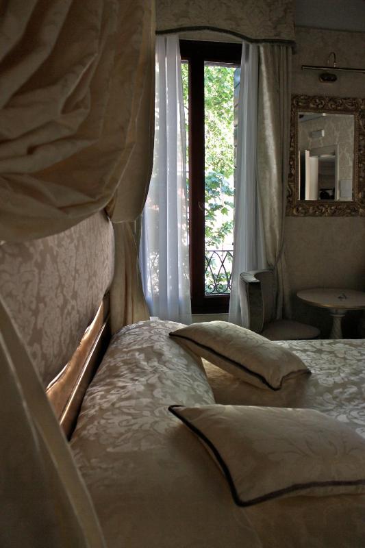 Triple Room with City View image 1