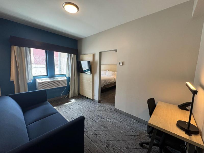 King Suite - Non-Smoking image 4