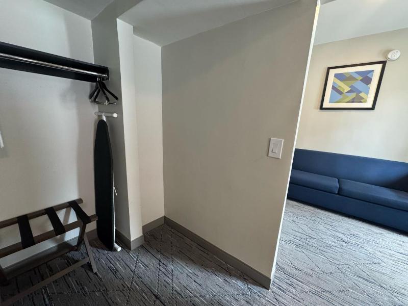 King Suite - Non-Smoking image 3