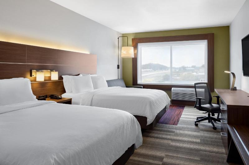 Queen Suite with Two Queen Beds and Sofa Bed image 2