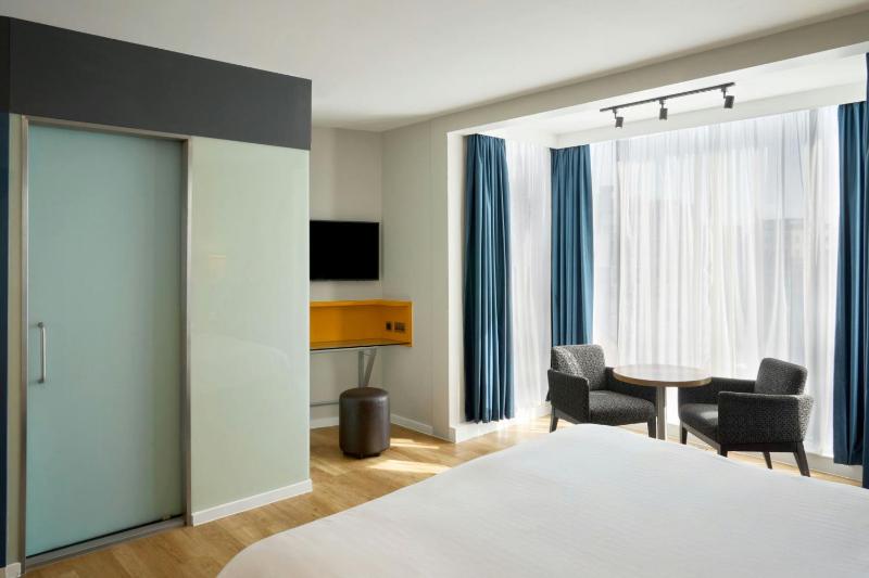 Large King Room with City View image 4