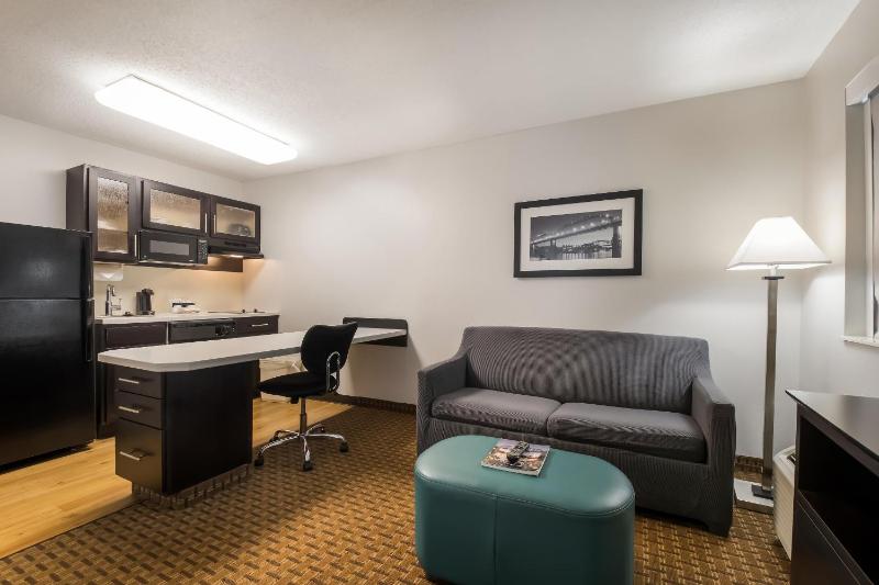 Queen Suite - Non-Smoking image 4