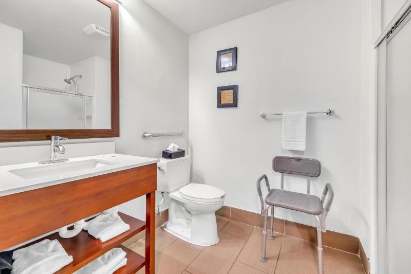 Deluxe King Room - Accessible/Non-Smoking image 2