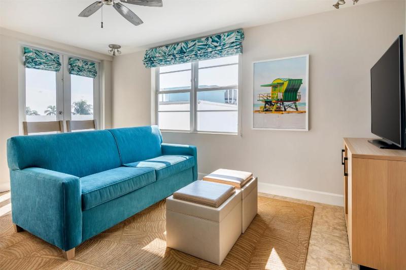One-Bedroom King Suite with Sofa Bed and Ocean View image 4