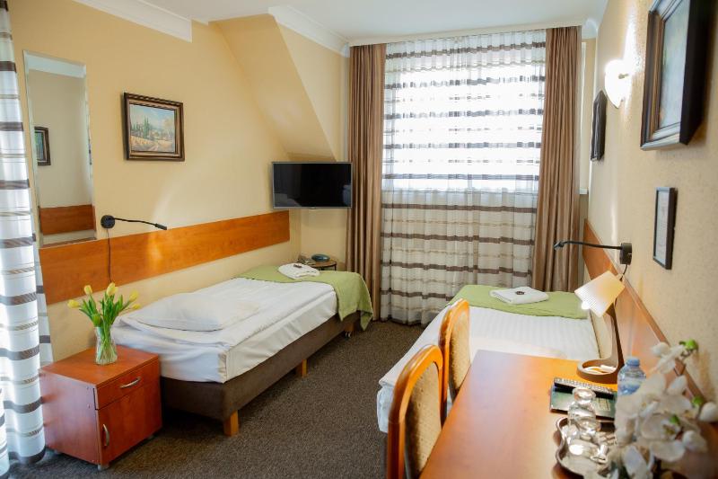 Twin Room image 4