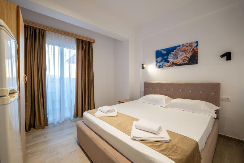 Double Room with Balcony image 2