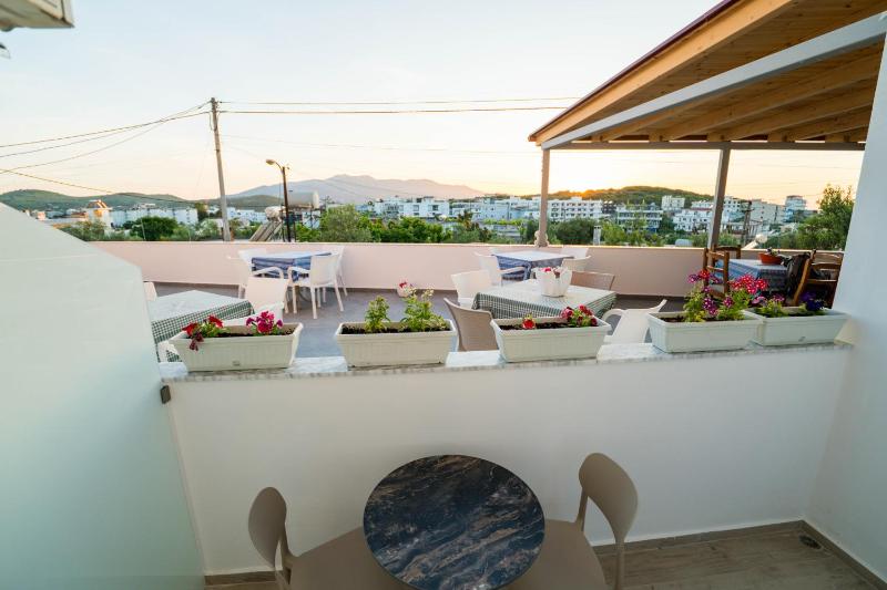Double Room with Balcony image 3