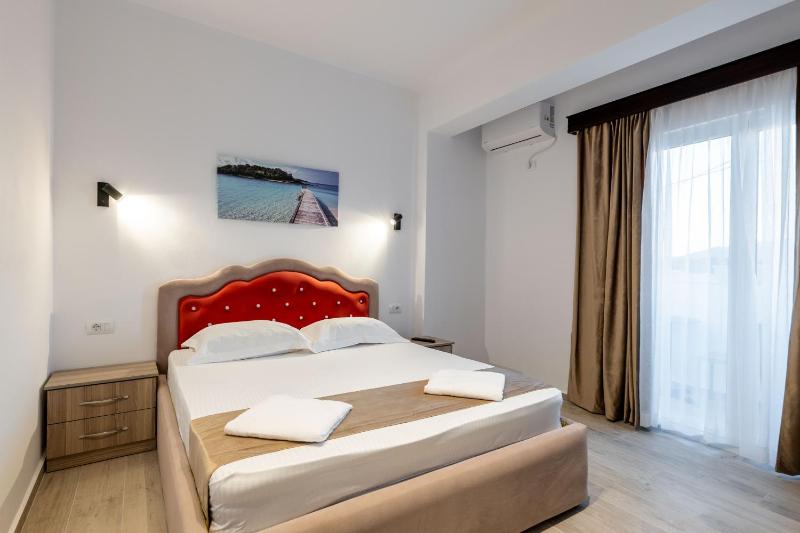 Double Room with Balcony image 4