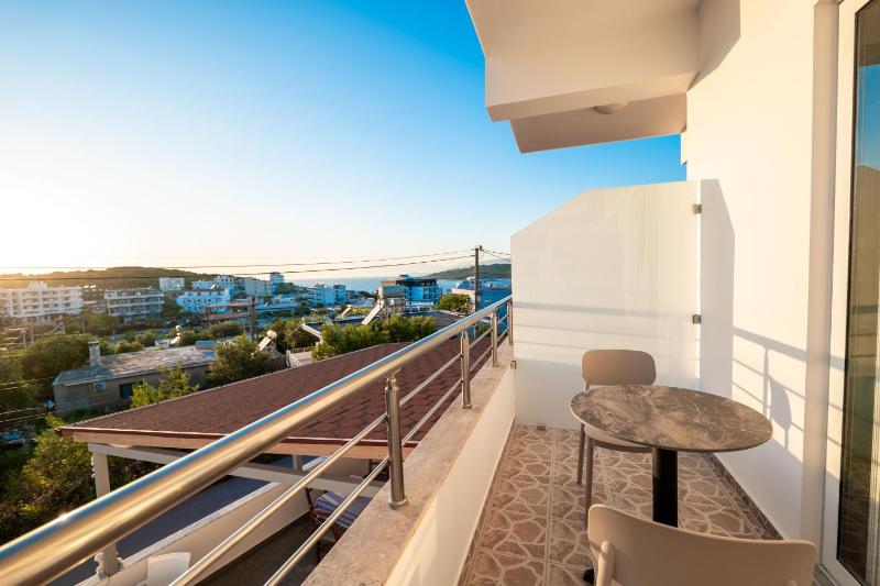 Deluxe Double Room with Balcony image 2