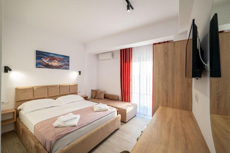 Deluxe Double Room with Balcony image 3