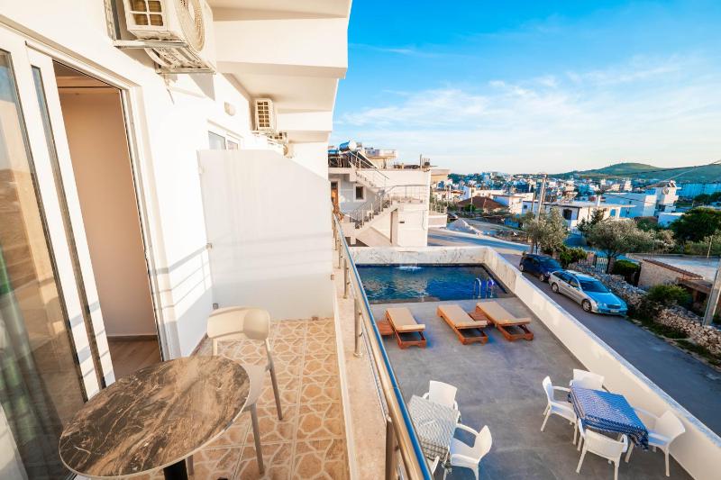 Deluxe Double Room with Balcony image 4