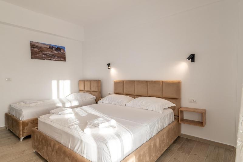 Deluxe Triple Room image 4