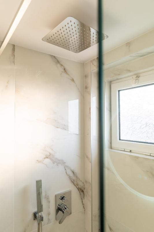 Deluxe Triple Room image 3