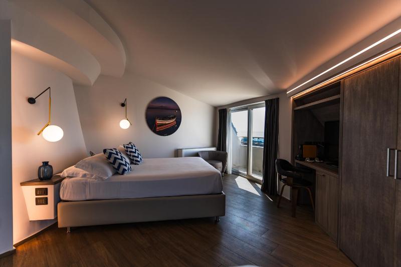 Deluxe Double or Twin Room image 1