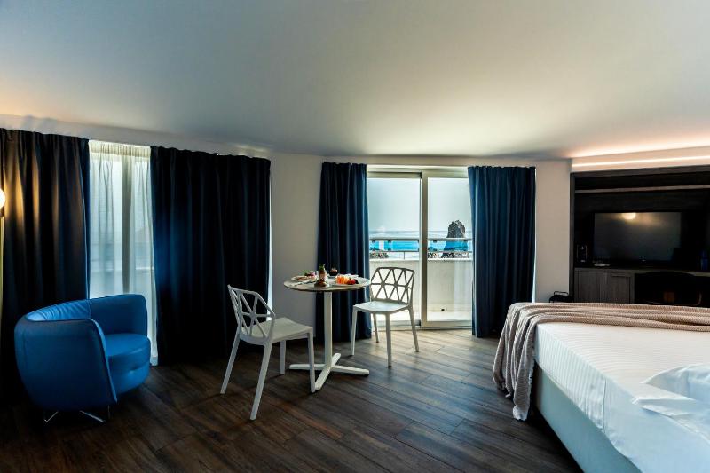 Deluxe Double or Twin Room image 3