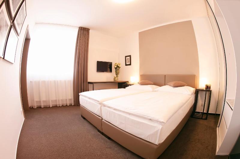 Double Room Ensuite - White image 1