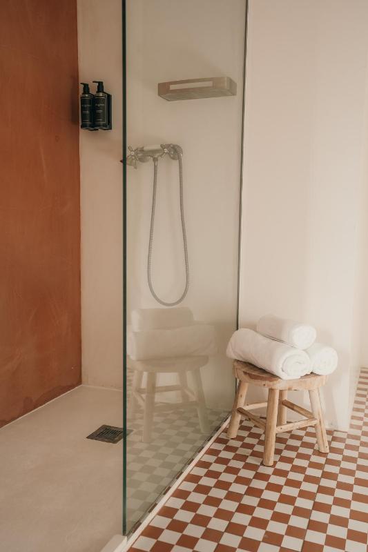 Standard Queen Room image 3