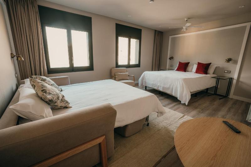 Superior Triple Room image 4