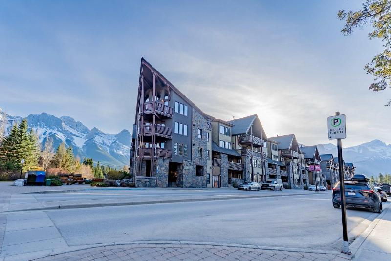 Stunning 2bd hot tub walking distance to downtown - image 17