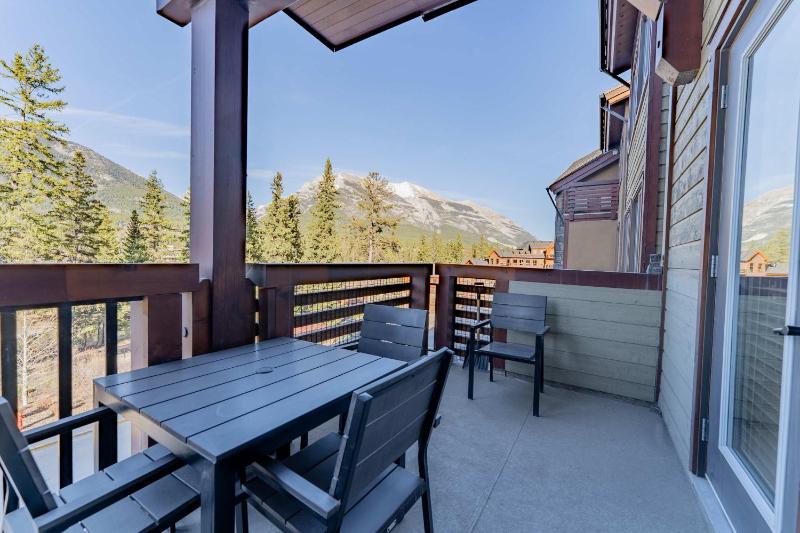 Stunning 2bd hot tub walking distance to downtown - image 7