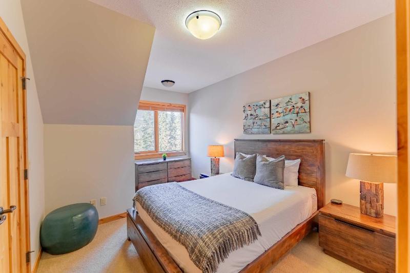 Stunning 2bd hot tub walking distance to downtown - image 3
