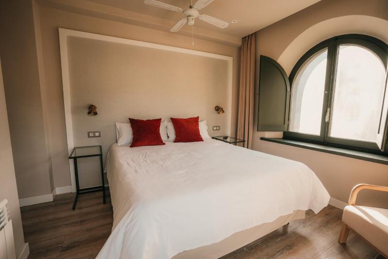 Standard Queen Room image 4