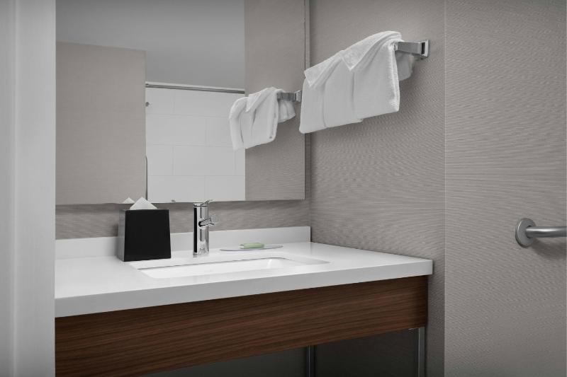 Two Double Beds Standard Deluxe Guestroom, Balcony, Oceanfront View, Mobility Access  image 1