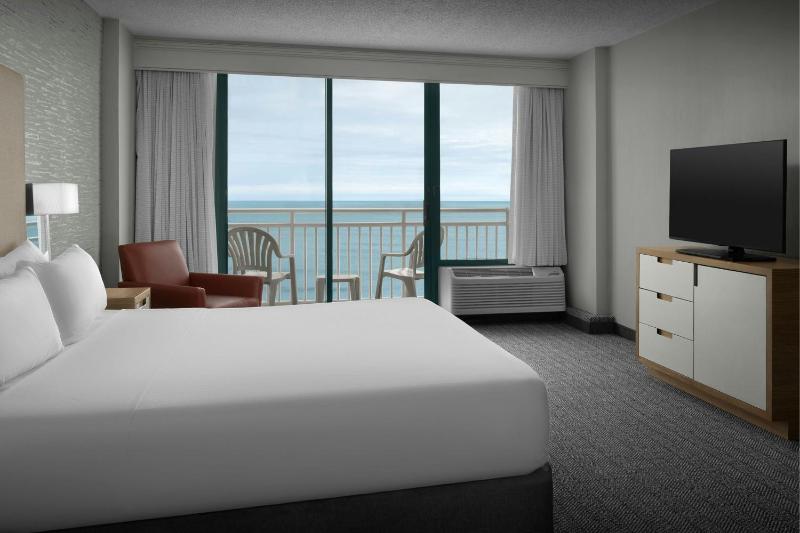 One-Bedroom King Center Suite, Sofa Bed, Balconies, Oceanfront View image 3