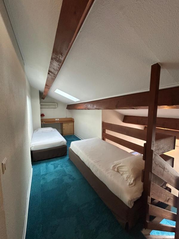 Standard Room - 1 Double Bed 3 Single Beds image 4