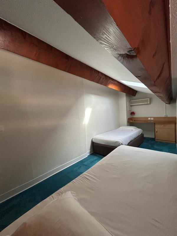 Standard Room - 1 Double Bed 3 Single Beds image 3