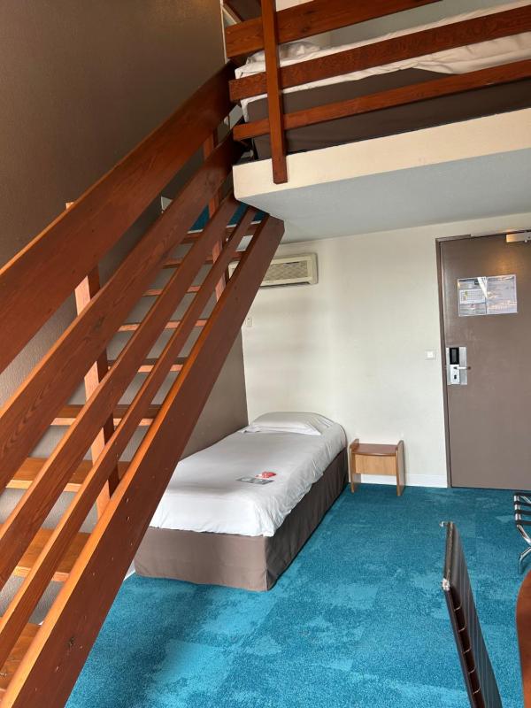 Standard Room - 1 Double Bed 3 Single Beds image 2