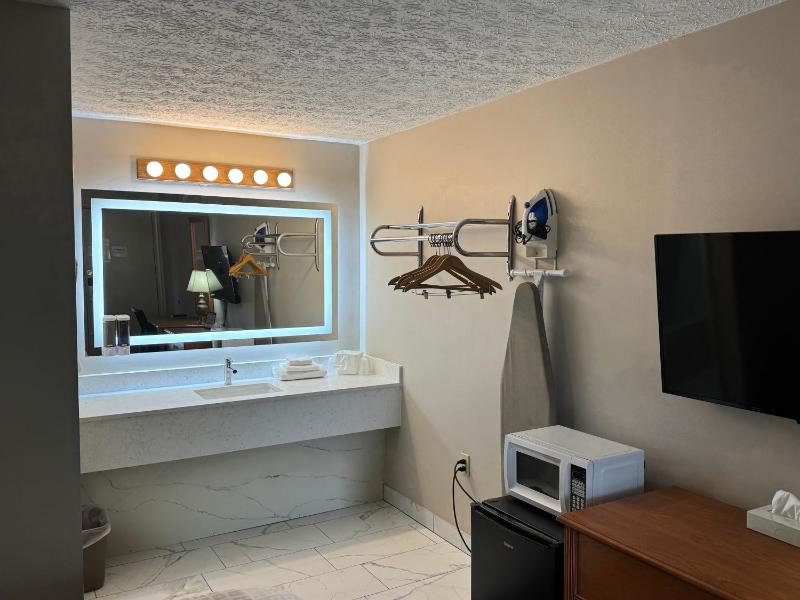 Deluxe King Room image 3