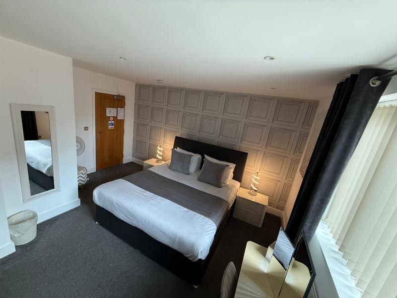 Deluxe King Room image 4