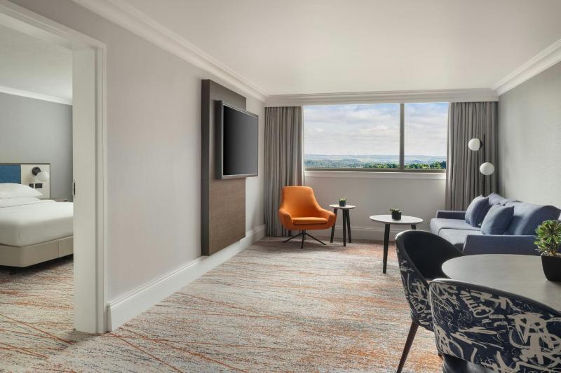 Executive Junior King Suite - Lounge Access image 1