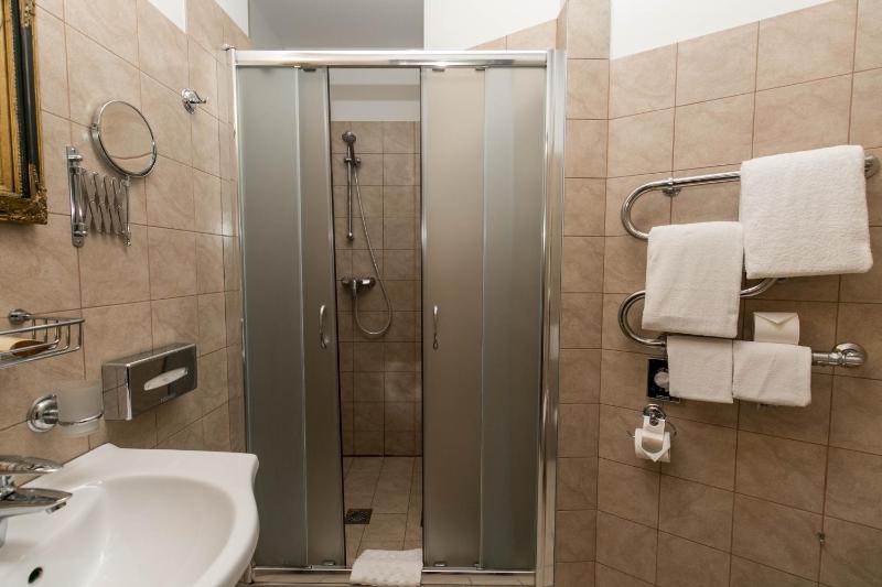 Standard Twin Room image 3