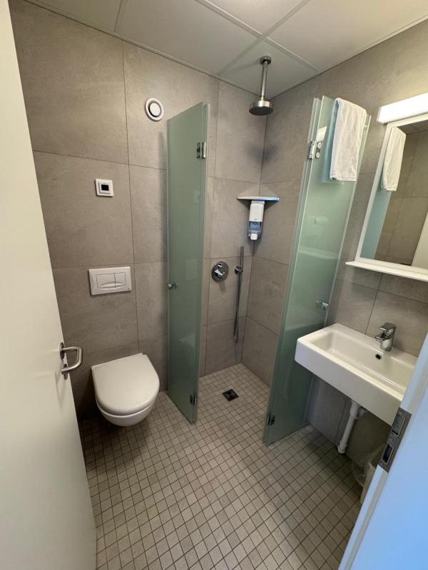 Twin Room with Private Bathroom image 4