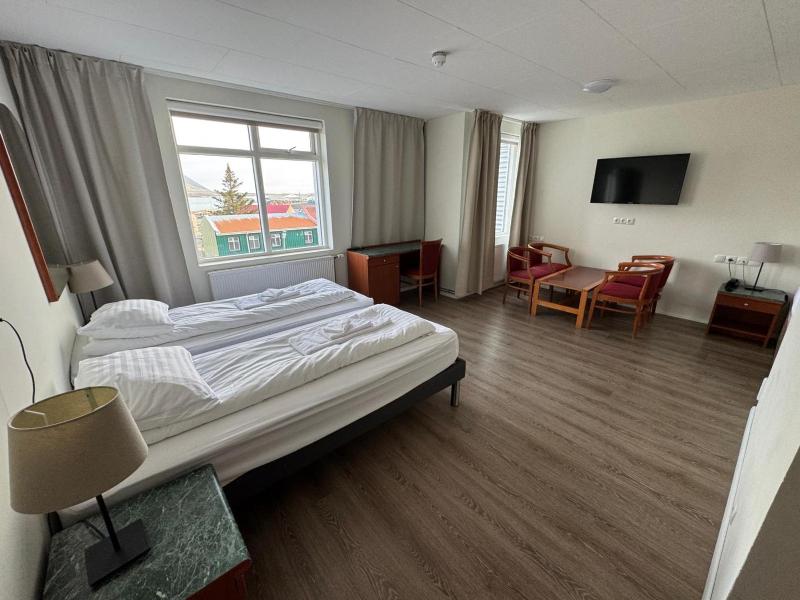 Triple Room with Private Bathroom image 3