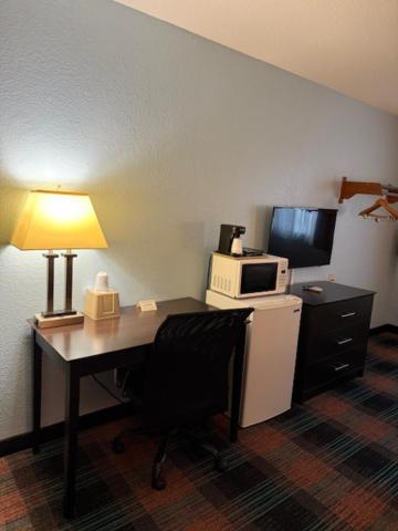 Standard King Room image 4