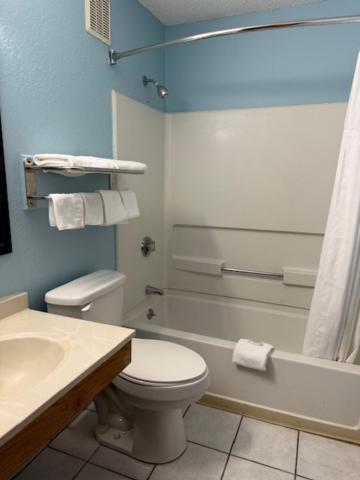 Standard King Room image 3