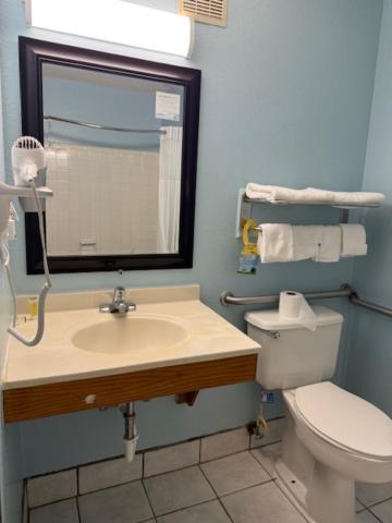 Standard King Room image 2