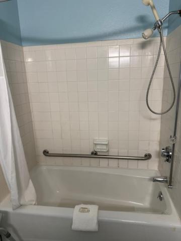 Queen Room - Disability Access image 3