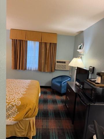 Standard Queen Room image 2