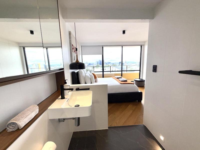 Brisbane City Luxury 2BR - Skyline Views - Free Parking - image 8