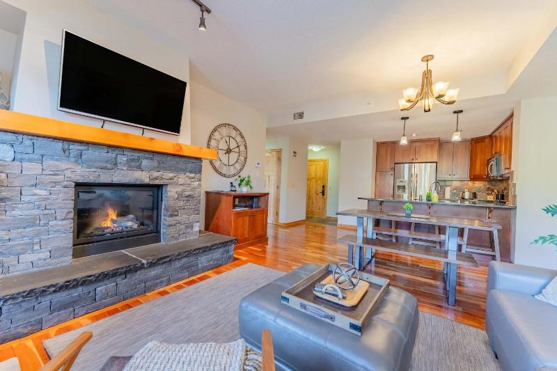 Stunning 2bd hot tub walking distance to downtown - image 24