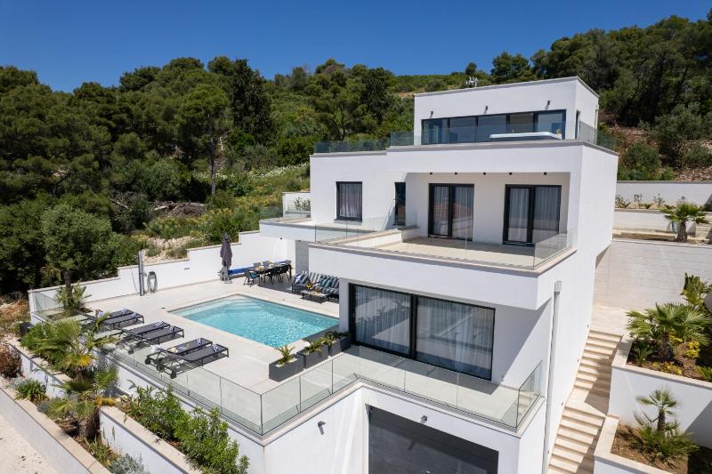 Villa Oasis - Five Bedroom Villa with Private Pool - image 1