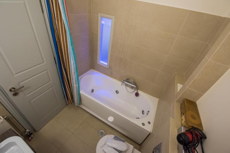 Deluxe Double Room with Sea View image 4