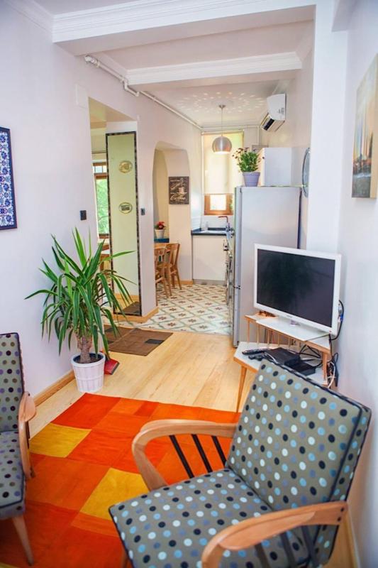 Apartment with Balcony and Garden image 1