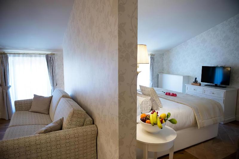 Superior King Suite image 3